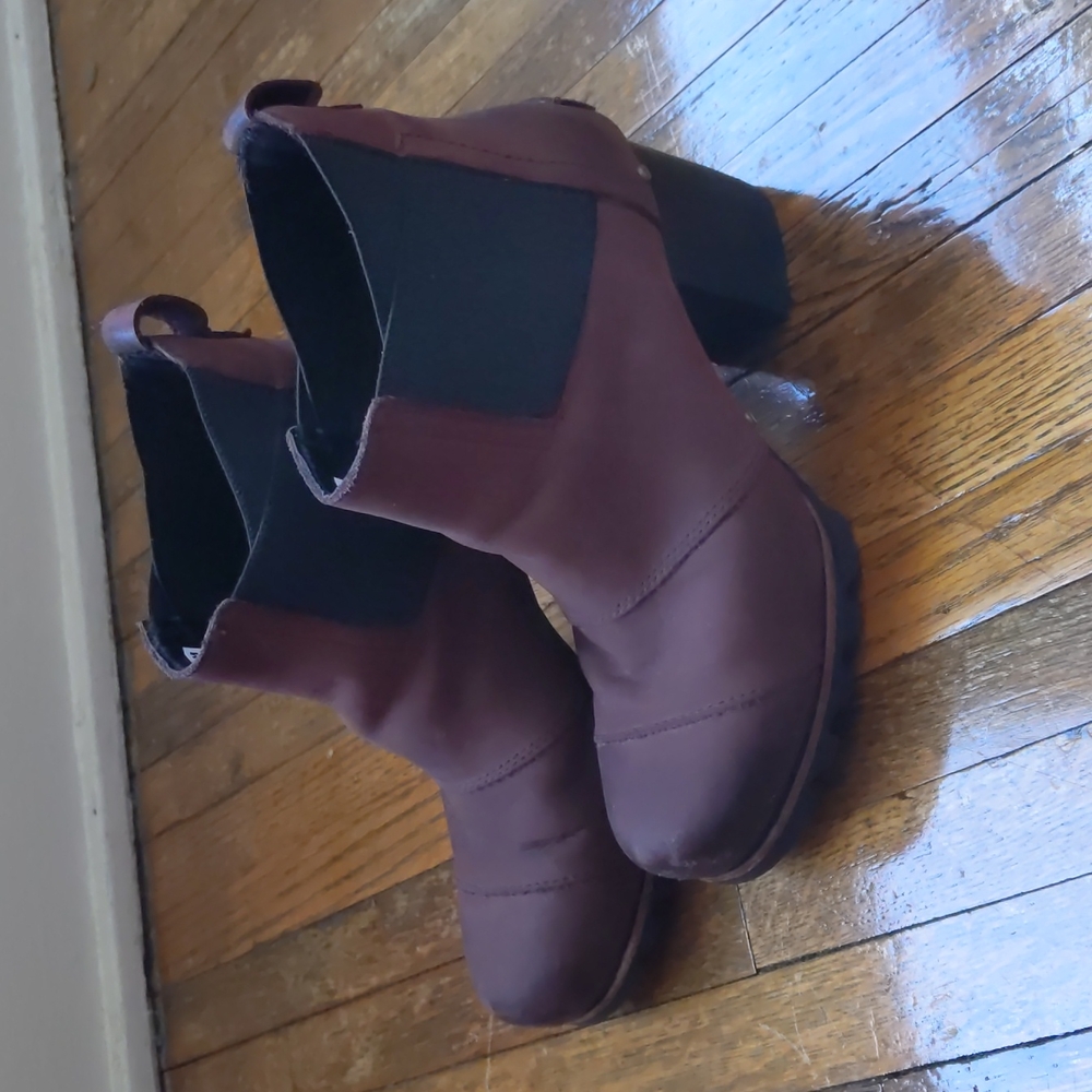 Sorel high heeled winter boots, dark purple/brown, size 8